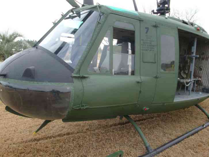 HUEY Bell HELICOPTER UH-1H ARMY Military IROQUOIS